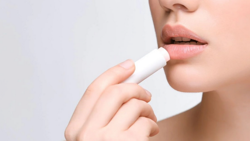 Tăng cường dưỡng ẩm và bảo vệ môi bằng các sản phẩm chăm sóc môi chuyên dụng