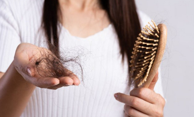 Rụng tóc nhiều ở nữ tuổi 17 có sao không?