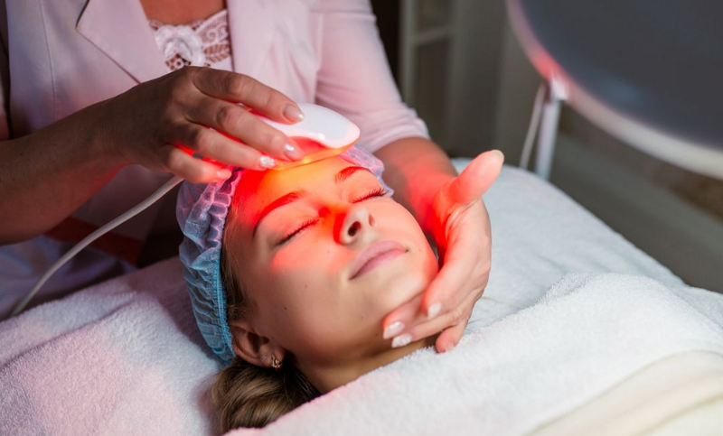 Điều trị mụn trứng cá bằng laser và những điều bạn nên biết