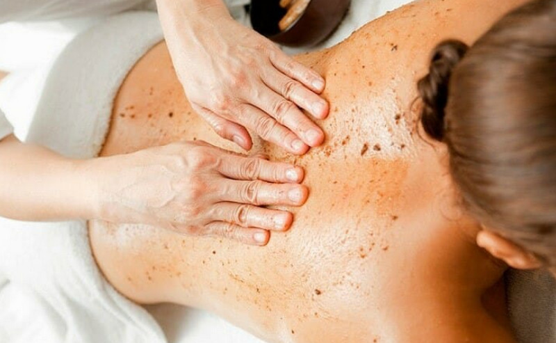 Mụn trứng cá ở vùng lưng và cách làm hết mụn, hạn chế tái phát