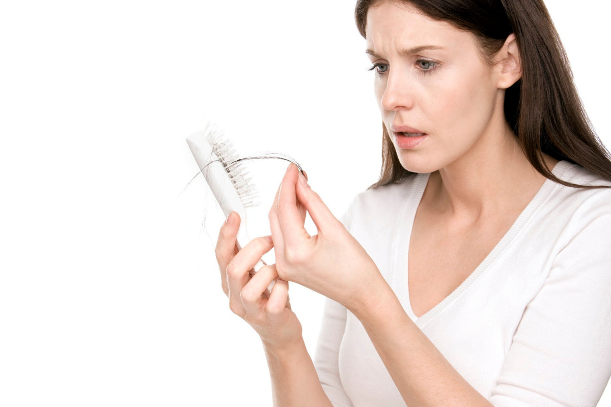 Tình trạng tóc gãy rụng do viêm da đầu khiến nhiều người lo lắng