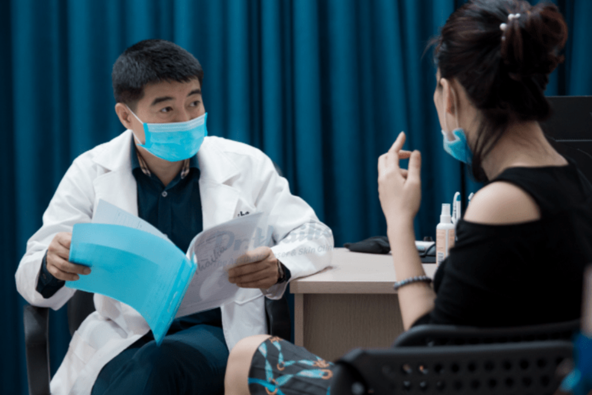 Bác sĩ thăm khám và tư vấn tại Phòng khám Da liễu Thẩm mỹ Thái Hà