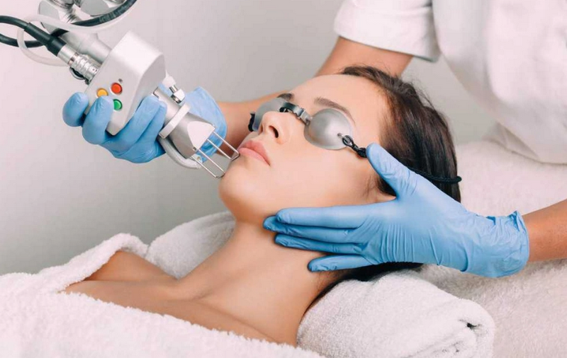 Laser CO2 là gì? Công dụng, cơ chế và ứng dụng trong da liễu