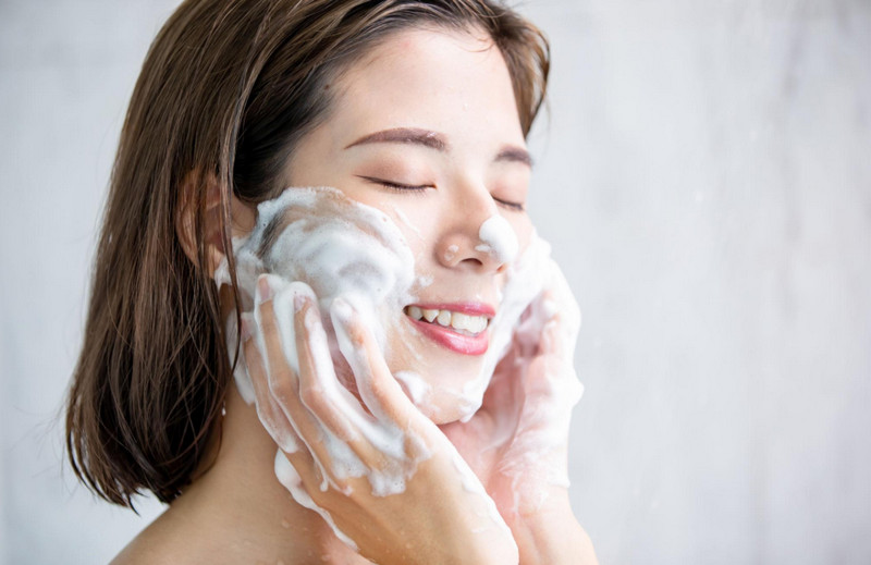 Sữa rửa mặt là gì? Công dụng và cách chọn theo từng loại da 