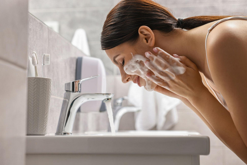 Sữa rửa mặt dưỡng ẩm loại nào tốt? Cách chọn phù hợp với loại da