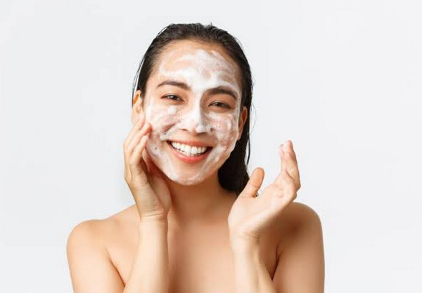 Sữa rửa mặt cho da nhạy cảm: Cách chọn và lưu ý khi sử dụng
